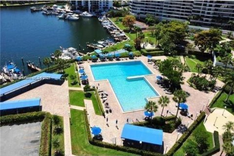 Condo in Hallandale Beach, Florida, 2 bedrooms  № 1794169 - photo 25