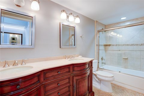 Condo in Hallandale Beach, Florida, 2 bedrooms  № 1794169 - photo 18
