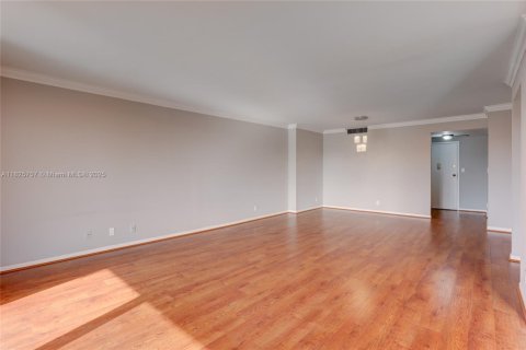 Condo in Hallandale Beach, Florida, 2 bedrooms  № 1794169 - photo 12