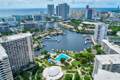 Condo in Hallandale Beach, Florida, 2 bedrooms  № 1794169 - photo 1