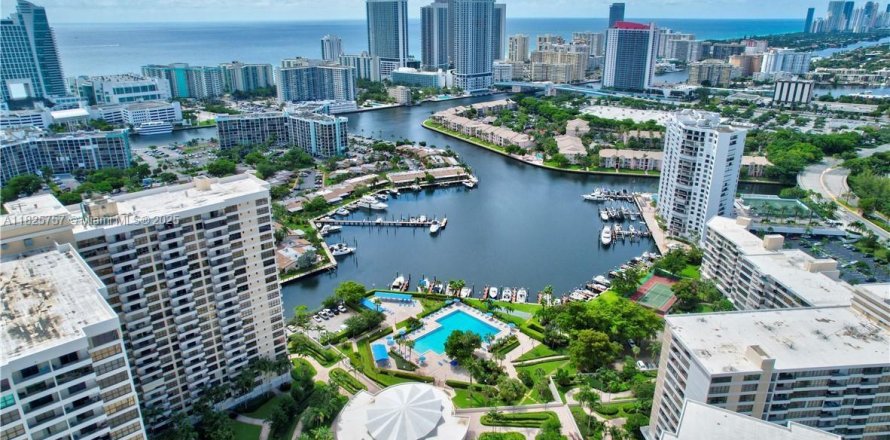 Condo in Hallandale Beach, Florida, 2 bedrooms № 1794169