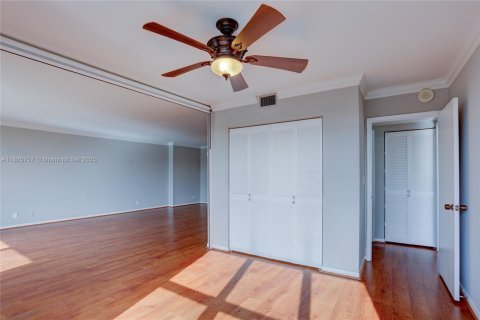 Condo in Hallandale Beach, Florida, 2 bedrooms  № 1794169 - photo 17