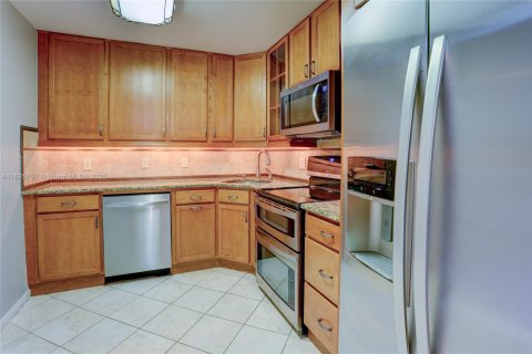 Condo in Hallandale Beach, Florida, 2 bedrooms  № 1794169 - photo 8