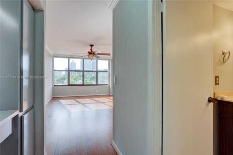 Condo in Hallandale Beach, Florida, 2 bedrooms  № 1794169 - photo 22