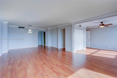 Condo in Hallandale Beach, Florida, 2 bedrooms  № 1794169 - photo 13