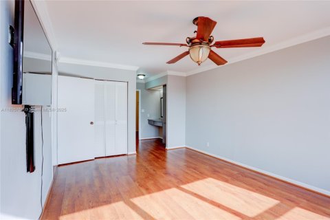 Condo in Hallandale Beach, Florida, 2 bedrooms  № 1794169 - photo 21