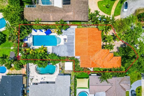 House in Miami, Florida 5 bedrooms, 317.91 sq.m. № 2019426