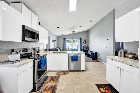 Casa en venta en Pembroke Pines, Florida, 3 dormitorios, 157 m2 № 1790223 - foto 18