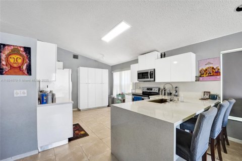 Casa en venta en Pembroke Pines, Florida, 3 dormitorios, 157 m2 № 1790223 - foto 4