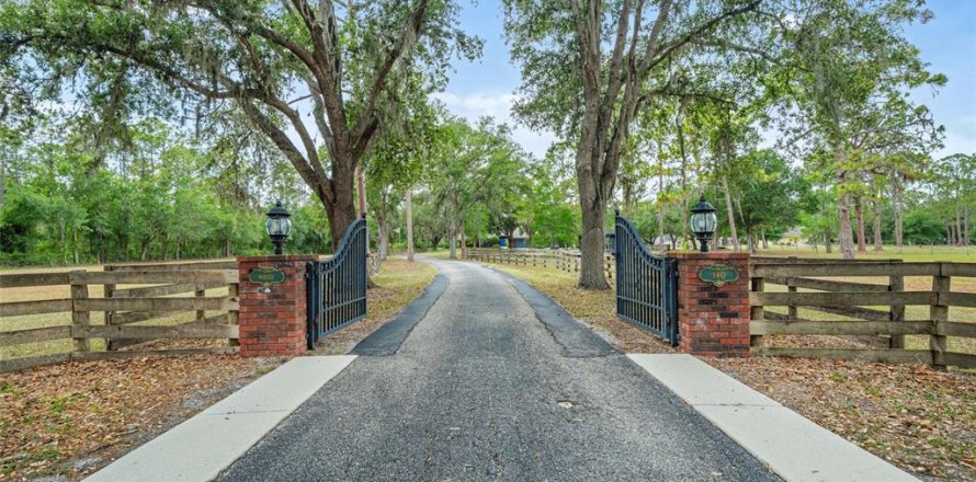 House in Sarasota, Florida 3 bedrooms, 289.39 sq.m. № 1719463