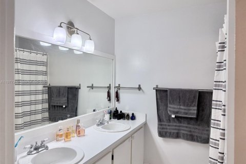 Condo in Sunrise, Florida, 3 bedrooms  № 2041996 - photo 8