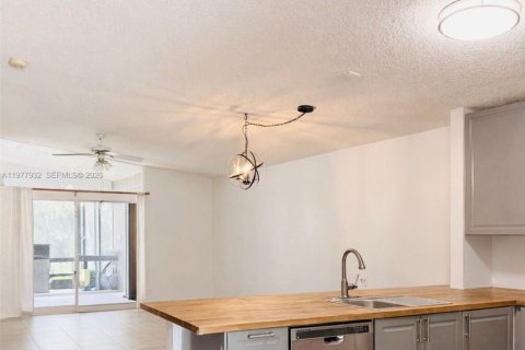 Condo in Sunrise, Florida, 3 bedrooms  № 2041996 - photo 9