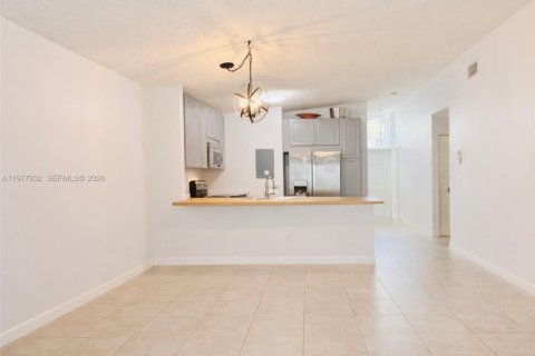 Condo in Sunrise, Florida, 3 bedrooms  № 2041996 - photo 2