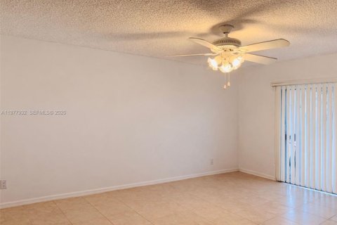 Condo in Sunrise, Florida, 3 bedrooms  № 2041996 - photo 5