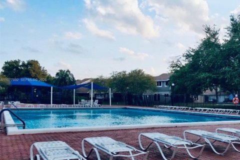 Condo in Sunrise, Florida, 3 bedrooms  № 2041996 - photo 12