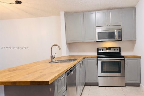 Condo in Sunrise, Florida, 3 bedrooms  № 2041996 - photo 3