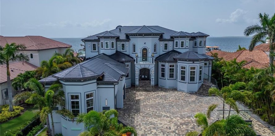 House in Apollo Beach, Florida 7 bedrooms, 1198.07 sq.m. № 1777462