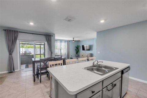 House in New Smyrna Beach, Florida 4 bedrooms, 172.33 sq.m. № 1783037 - photo 4