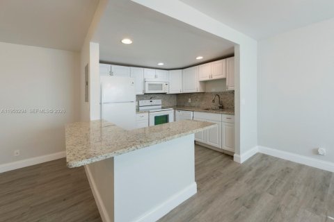 Condo in Delray Beach, Florida, 1 bedroom  № 2007656 - photo 8