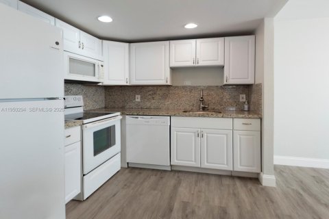 Condo in Delray Beach, Florida, 1 bedroom  № 2007656 - photo 9