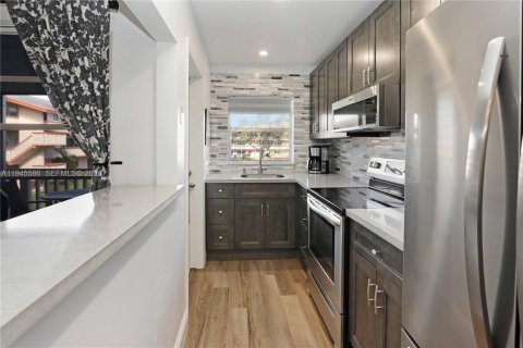 Condo in Hollywood, Florida, 1 bedroom  № 2002708 - photo 17