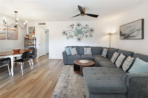 Condo in Hollywood, Florida, 1 bedroom  № 2002708 - photo 6