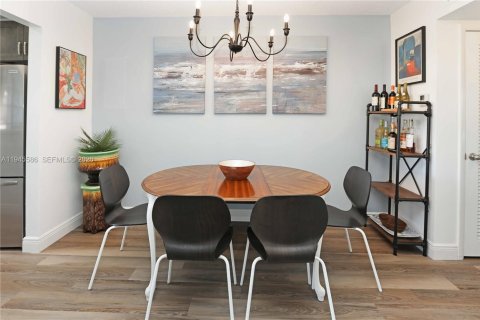 Condo in Hollywood, Florida, 1 bedroom  № 2002708 - photo 12