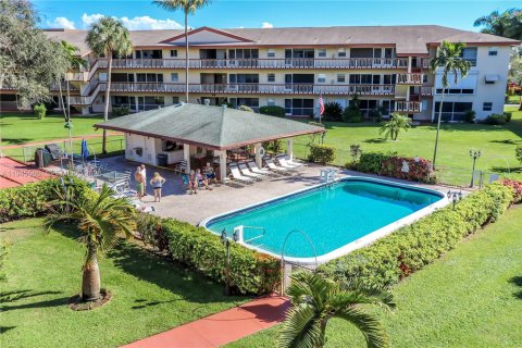 Condo in Hollywood, Florida, 1 bedroom  № 2002708 - photo 5