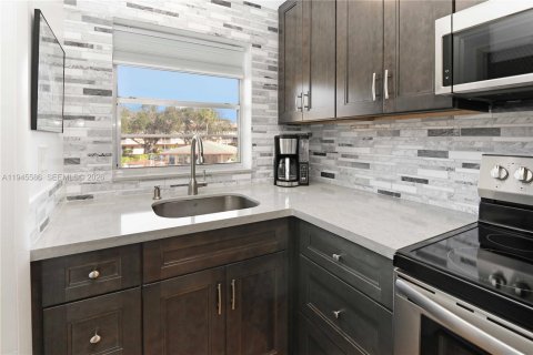 Condo in Hollywood, Florida, 1 bedroom  № 2002708 - photo 15