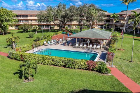 Condo in Hollywood, Florida, 1 bedroom  № 2002708 - photo 24