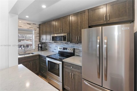 Condo in Hollywood, Florida, 1 bedroom  № 2002708 - photo 2