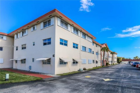 Condo in Hollywood, Florida, 1 bedroom  № 2002708 - photo 28