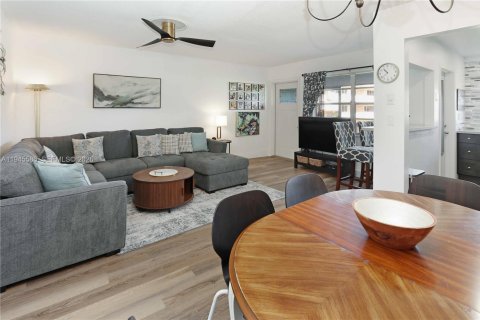 Condo in Hollywood, Florida, 1 bedroom  № 2002708 - photo 11