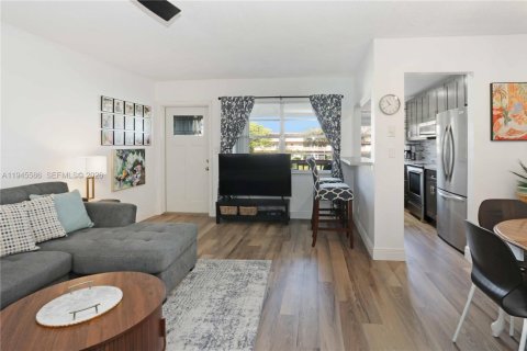 Condo in Hollywood, Florida, 1 bedroom  № 2002708 - photo 9