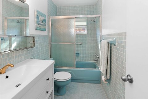 Condo in Hollywood, Florida, 1 bedroom  № 2002708 - photo 19