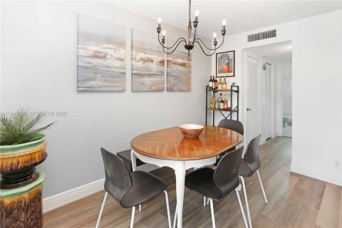 Condo in Hollywood, Florida, 1 bedroom  № 2002708 - photo 13