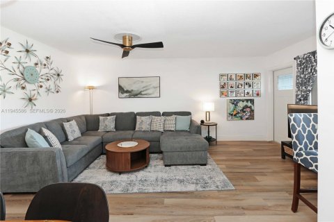 Condo in Hollywood, Florida, 1 bedroom  № 2002708 - photo 8