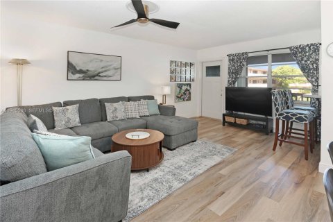 Condo in Hollywood, Florida, 1 bedroom  № 2002708 - photo 10