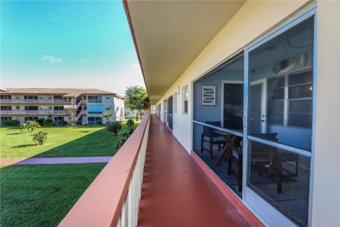 Condo in Hollywood, Florida, 1 bedroom  № 2002708 - photo 23