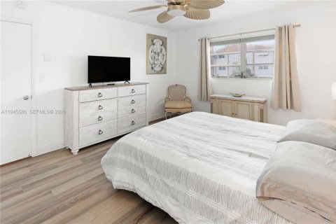 Condo in Hollywood, Florida, 1 bedroom  № 2002708 - photo 3