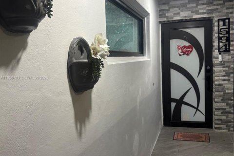 Adosado en Hialeah, Florida 3 dormitorios, 93.65 m2 № 2020209