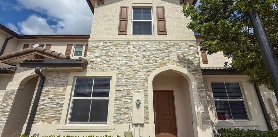 Townhouse in Miami, Florida 3 bedrooms, 123.37 sq.m. № 1823640