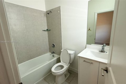 Townhouse in Miami, Florida 3 bedrooms, 123.37 sq.m. № 1823640 - photo 18