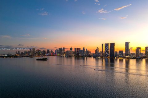 Condo in Miami, Florida, 2 bedrooms № 2391898 - photo 17