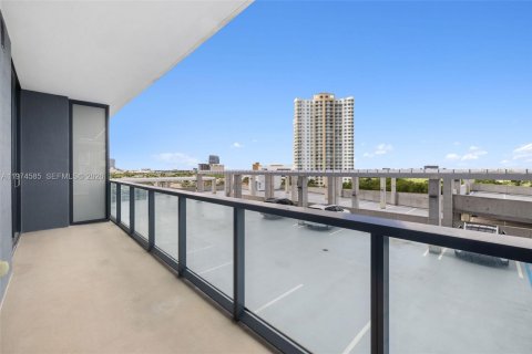 Apartment in Hallandale Beach, Florida 1 bedroom, 79.8 sq.m. № 2042934 - photo 5