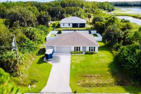 House in Lehigh Acres, Florida 4 bedrooms, 167.69 sq.m. № 1938894 - photo 2