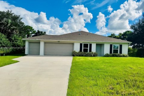 House in Lehigh Acres, Florida 4 bedrooms, 167.69 sq.m. № 1938894 - photo 1