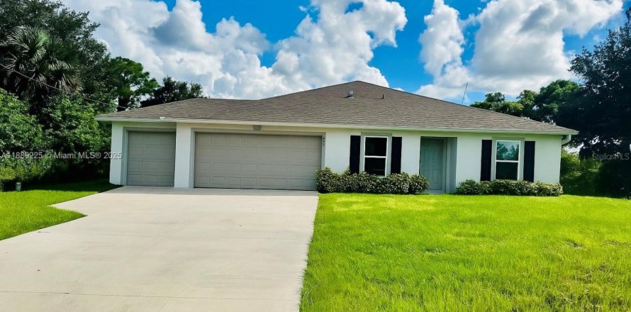 House in Lehigh Acres, Florida 4 bedrooms, 167.69 sq.m. № 1938894