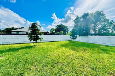 House in Lehigh Acres, Florida 4 bedrooms, 167.69 sq.m. № 1938894 - photo 10