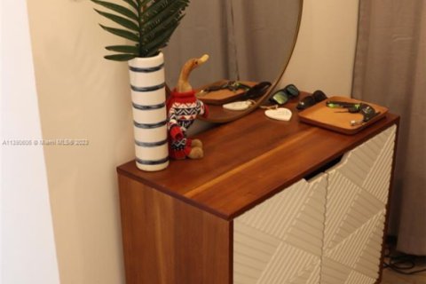 Condo in Miami, Florida, 1 bedroom  № 2013442 - photo 17